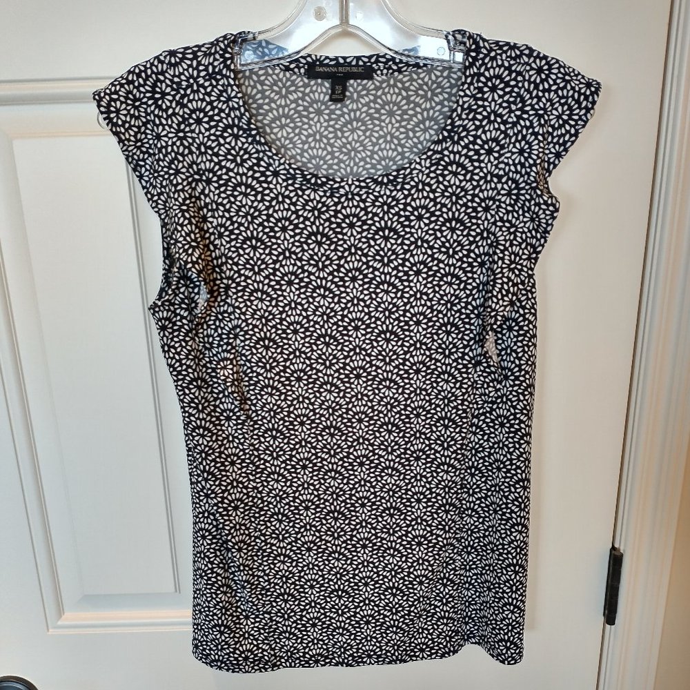 Women's Banana Republic size XS patterned (black and white) sleeveless top